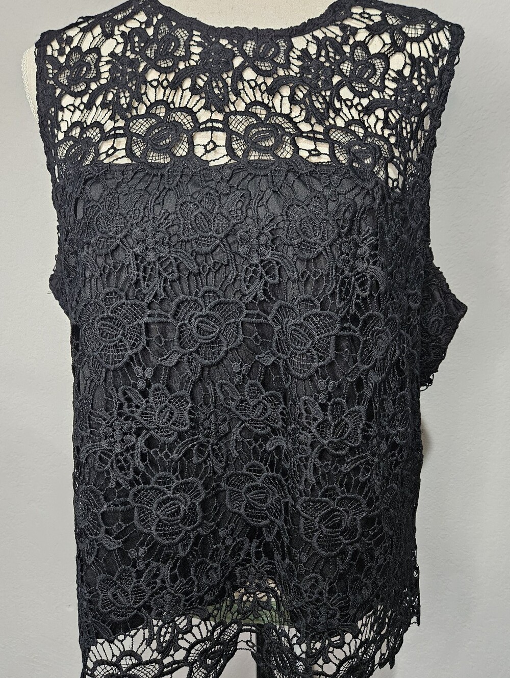 EUC Womens Black Sleeveless Lace Lined Zip Up Top 1X